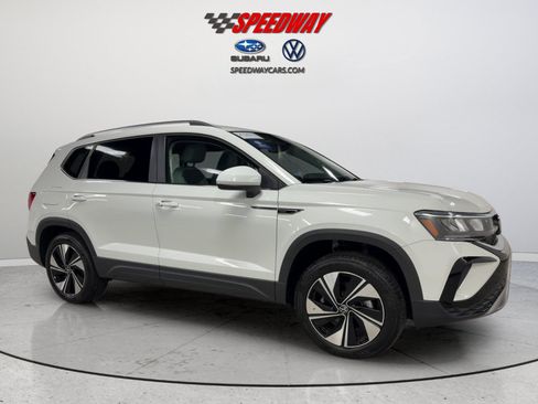 Certified 2024 Volkswagen Taos SE w/ Panoramic Sunroof Package AWD/4WD image 3
