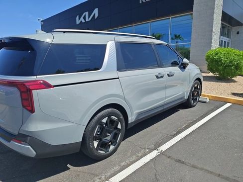 Used 2025 Kia Carnival EX FWD image 11
