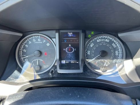 Certified 2018 Toyota Tacoma TRD Off-Road AWD/4WD image 35