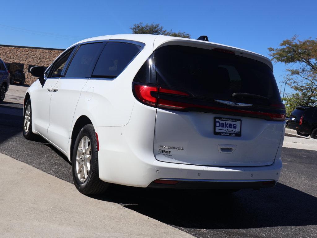 Used 2023 Chrysler Pacifica Touring-L FWD image 3