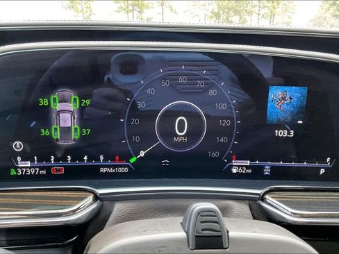 Used 2023 Cadillac Escalade Premium Luxury w/ Performance Package image 10