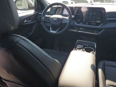 New 2026 Chevrolet Equinox LT w/ Convenience Package II FWD image 12
