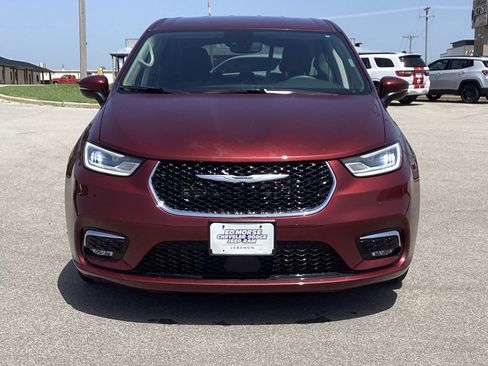 Used 2023 Chrysler Pacifica Touring-L FWD image 3
