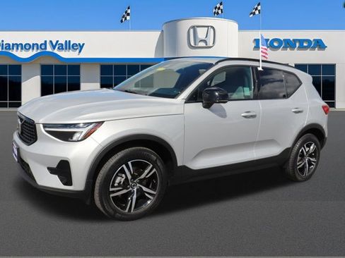 Used 2024 Volvo XC40 B5 Core image 3