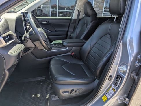 Used 2022 Toyota Highlander XLE AWD/4WD image 11