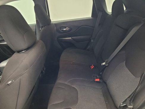 Used 2019 Jeep Cherokee Latitude w/ Popular Appearance Group FWD image 18