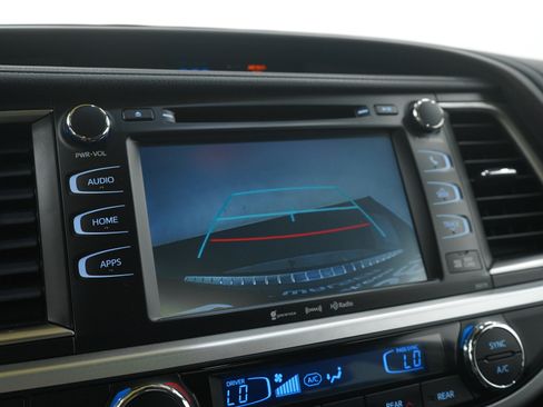 Used 2018 Toyota Highlander XLE image 28