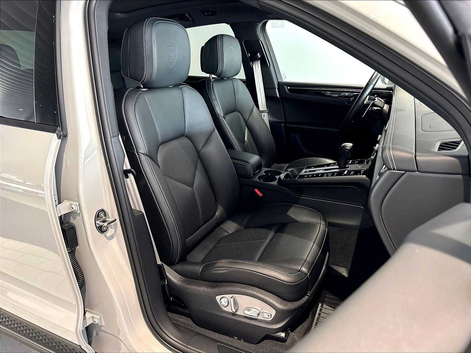Used 2026 Porsche Macan AWD/4WD image 23