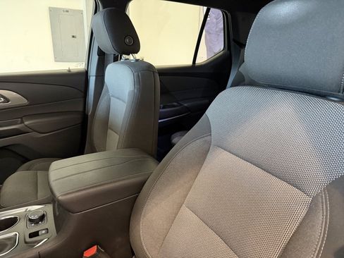 Used 2023 Chevrolet Traverse LT image 9