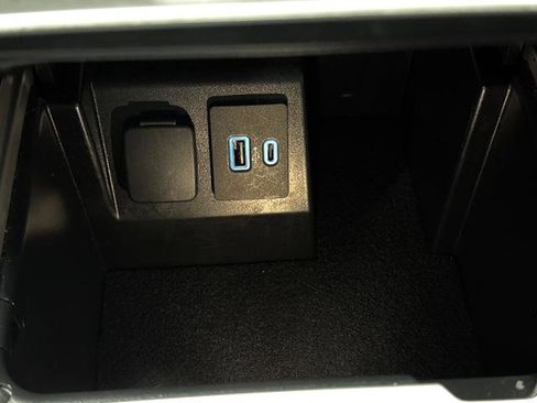 Used 2023 Ford Explorer XLT AWD/4WD image 24