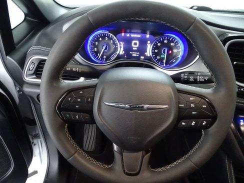 Certified 2025 Chrysler Pacifica Limited FWD image 6