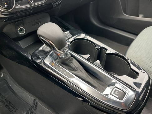 Used 2025 Chevrolet Trax LT w/ LT Convenience Package FWD image 41