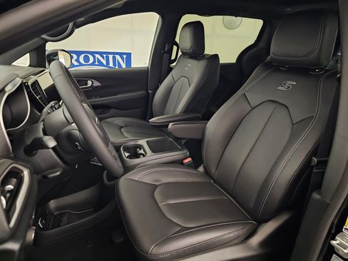 New 2026 Chrysler Pacifica Select w/ S Appearance Package FWD image 13