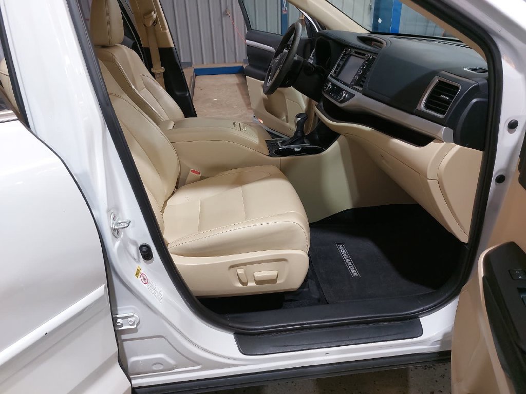 Used 2019 Toyota Highlander XLE FWD image 10