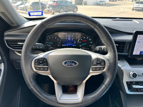 Used 2021 Ford Explorer XLT w/ Equipment Group 202A RWD image 9