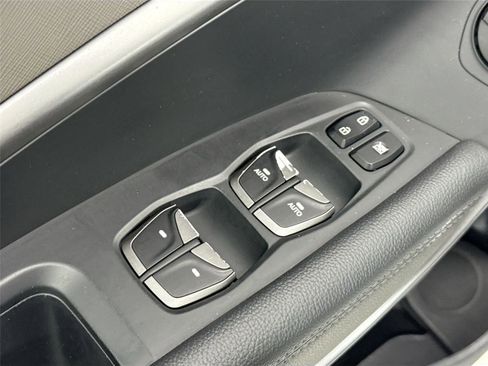 Used 2017 Hyundai Santa Fe SE Ultimate image 32