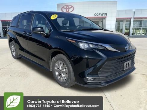 Used 2025 Toyota Sienna XLE image 1