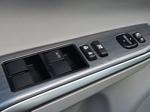 Used 2014 Toyota Camry XLE w/ Leather Package FWD image 13