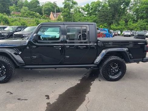 Used 2024 Jeep Gladiator Sport AWD/4WD image 2