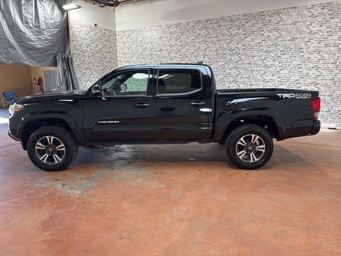 Used 2017 Toyota Tacoma TRD Sport image 4