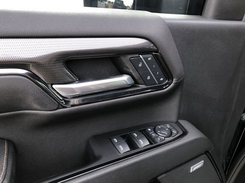 Used 2024 GMC Sierra 2500 AT4 w/ AT4 Preferred Package image 12