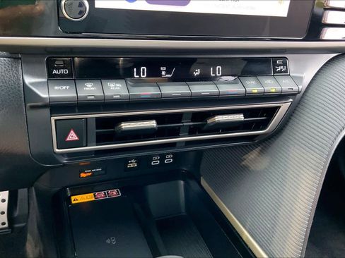 Used 2025 Toyota Camry SE image 32