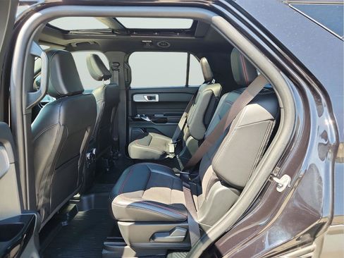 Used 2023 Ford Explorer XLT AWD/4WD image 8