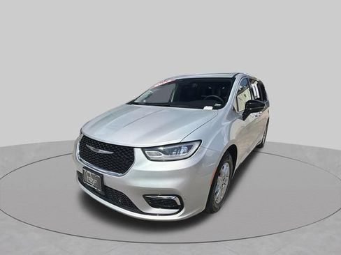 Used 2024 Chrysler Pacifica Touring-L FWD image 7