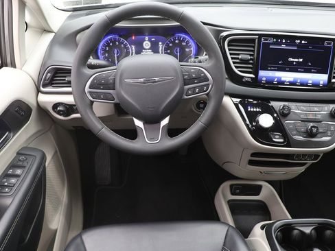 Used 2023 Chrysler Pacifica Touring-L image 12