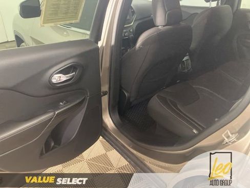 Used 2016 Jeep Cherokee Latitude w/ Comfort/Convenience Group AWD/4WD image 19