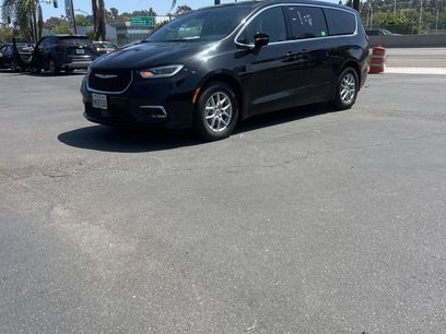 Used 2025 Chrysler Pacifica Select