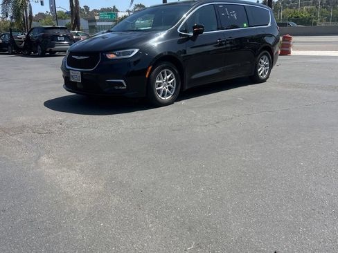 Used 2025 Chrysler Pacifica Select FWD image 1