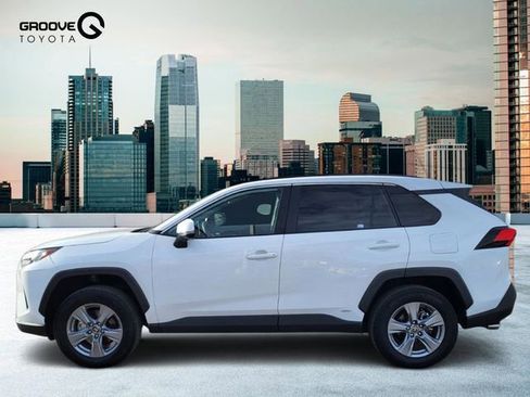 Used 2025 Toyota RAV4 XLE image 2