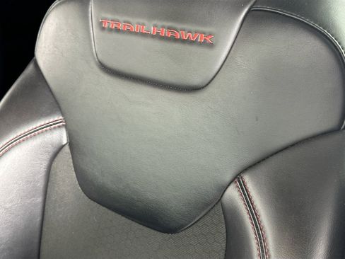 Used 2022 Jeep Cherokee Trailhawk AWD/4WD image 18