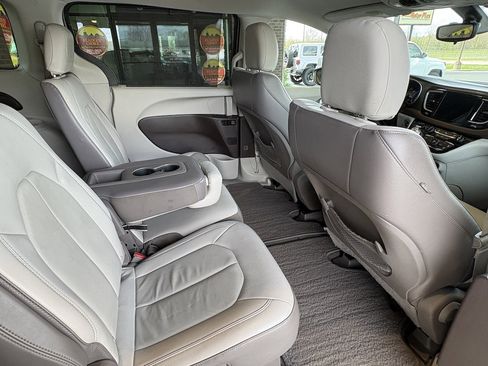 Used 2017 Chrysler Pacifica Touring-L w/ Tire & Wheel Group FWD image 29