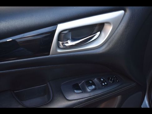 Used 2018 Nissan Pathfinder SV image 20