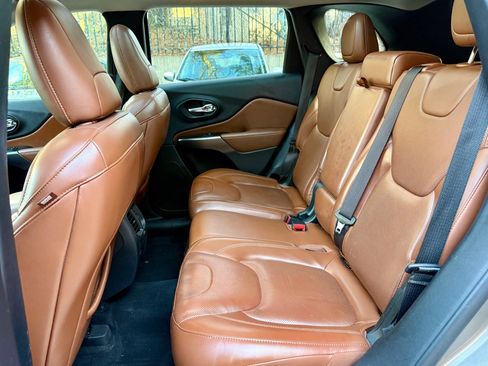 Used 2019 Jeep Cherokee Overland w/ Technology Group AWD/4WD image 22