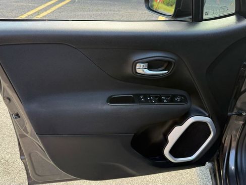 Used 2018 Jeep Renegade Latitude FWD image 24