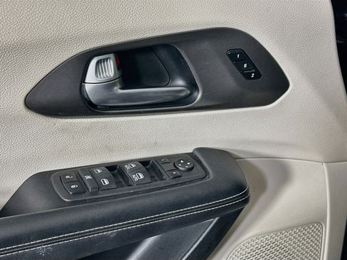 Used 2024 Chrysler Pacifica Touring-L FWD image 15