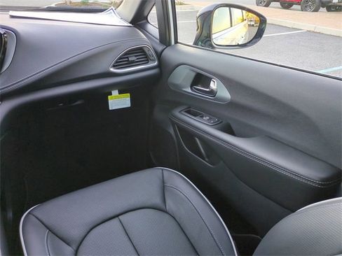 New 2026 Chrysler Pacifica Limited image 17