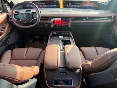 New 2025 Lincoln Navigator Reserve image 8