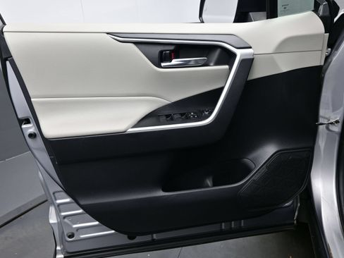 Used 2021 Toyota RAV4 XLE AWD/4WD image 9