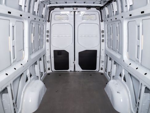 Used 2023 Mercedes-Benz Sprinter 2500 image 21
