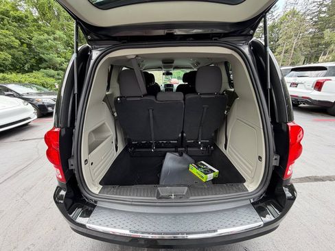 Used 2019 Dodge Grand Caravan SE FWD image 14