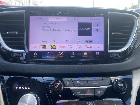 Used 2023 Chrysler Pacifica Touring-L FWD image 21