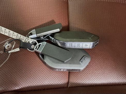 Used 2023 Kia Telluride EX w/ EX Captain's Chair Package image 37