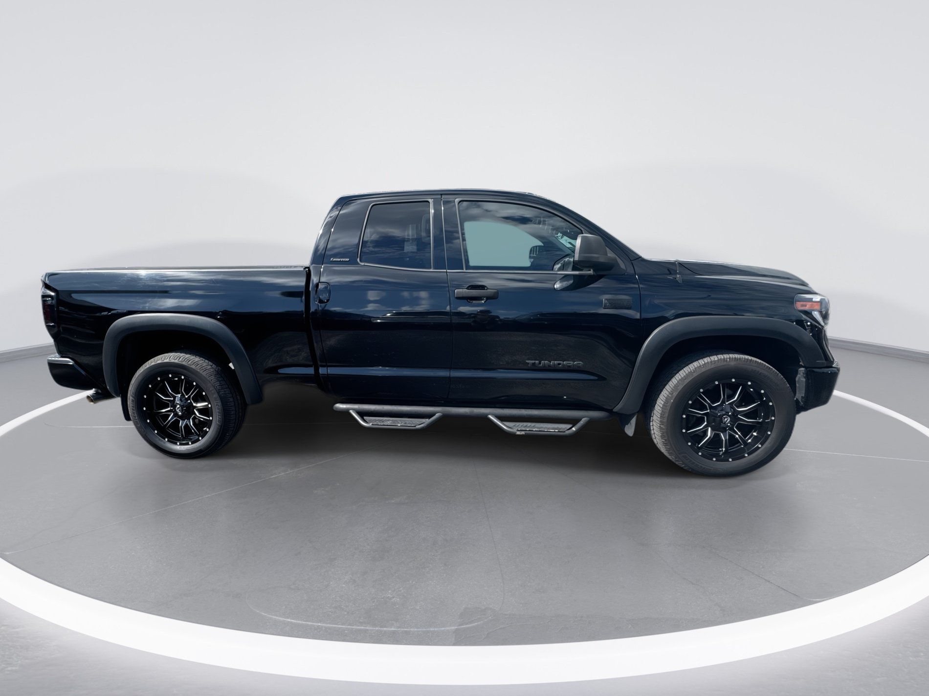 Used 2017 Toyota Tundra Limited w/ Limited Premium Package AWD/4WD image 3