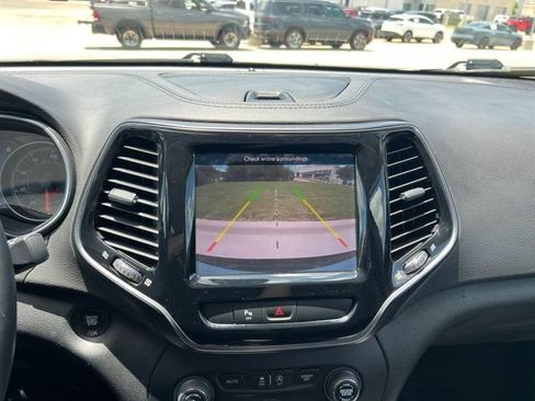 Used 2019 Jeep Cherokee Limited FWD image 9