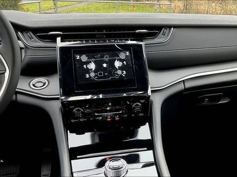 New 2025 Jeep Grand Cherokee L Altitude AWD/4WD image 8