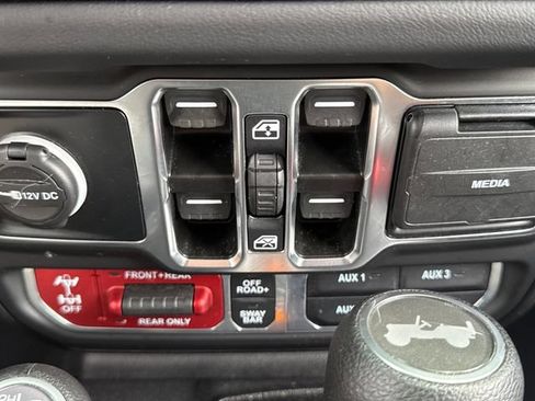 Used 2025 Jeep Wrangler Unlimited Rubicon AWD/4WD image 31